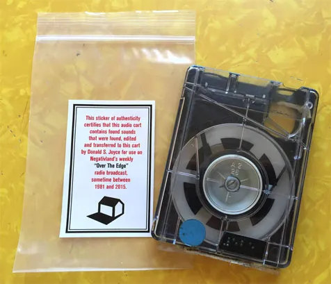 Plastik abu jenazah serta alat rekam handmade buatan Don Joyce © Negativland