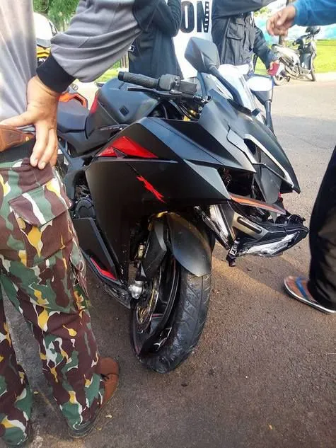 Motor CBR250RR ini seketika remuk saat dikendarai ugal-ugalan oleh seorang siswa SMP di Tangerang © otosia.com