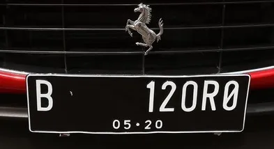 Plat nomor Ferrari yang ditunggangi Roro, mulus dan tidak terlihat lambang Polda. ©KapanLagi.com®/Budy Santoso