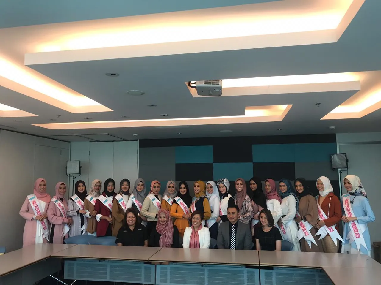 Finalis Puteri Muslimah Indonesia 2019 berkunjung ke kantor Kapanlagi Youniverse. (credit: Kapanlagicom)