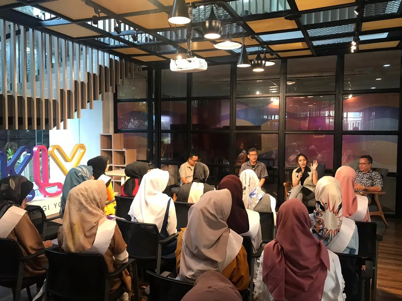 Finalis Puteri Muslimah Indonesia 2019 berkunjung ke kantor Kapanlagi Youniverse. (credit: Kapanlagicom)