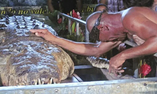 Chito menangis melepas kepergian buaya kesayangannya. © Animals Australia