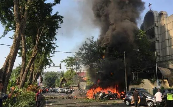 Kejadian pengeboman di Gereja Katolik Santa Maria, Gubeng, Surabaya, Minggu (13/5). © Liputan6.com