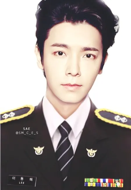 Fans membuat editan foto Lee Donghae dengan kostum polisi © twitter/s_m_c_e_s