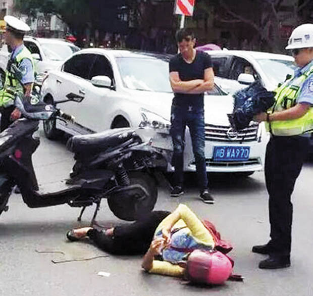 Korban Kecelakaan Ini Malah Berbaring di Jalan Sambil Main 