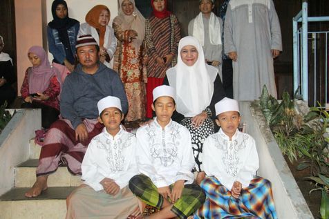 Ayah Marshanda diobati dengan metode pengobatan degan hijau © Kapanlagi.com®/Darmadi Sasongko