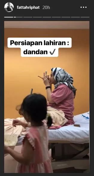 Poppy Bunga sempatkan diri untuk dandan sebelum melahirkan © instagram.com/fattahriphat