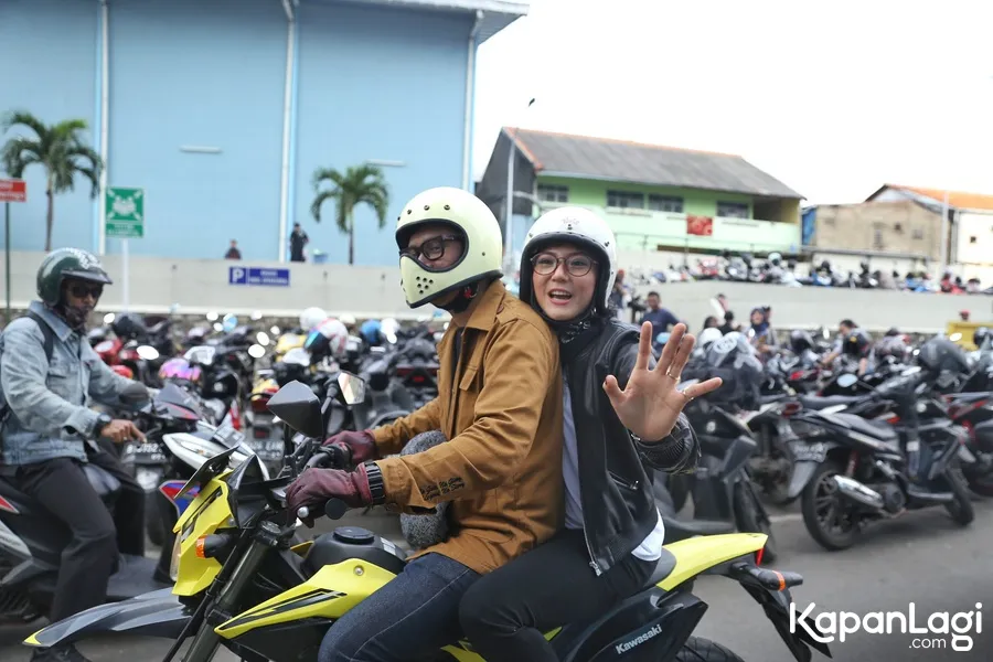Suami Selalu Setia Menemani Poppy Sovia