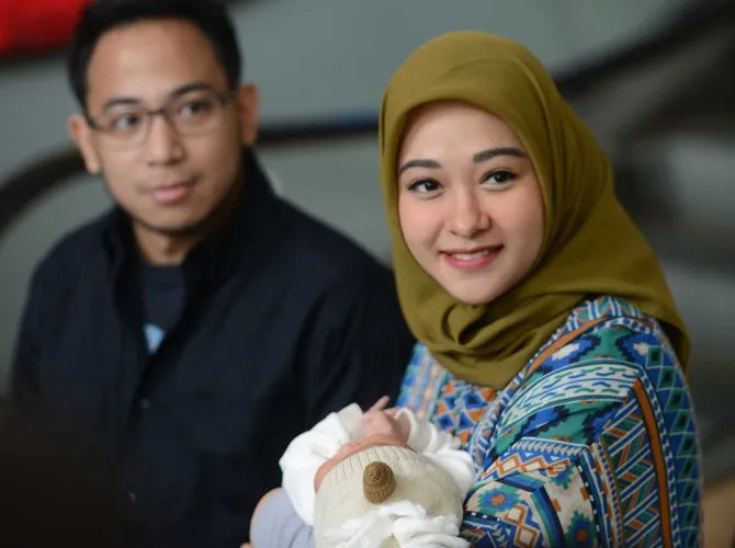 Poppy Bunga dan suami bahagia menyambut kelahiran anak pertama. © KapanLagi.com/Bayu Herdianto