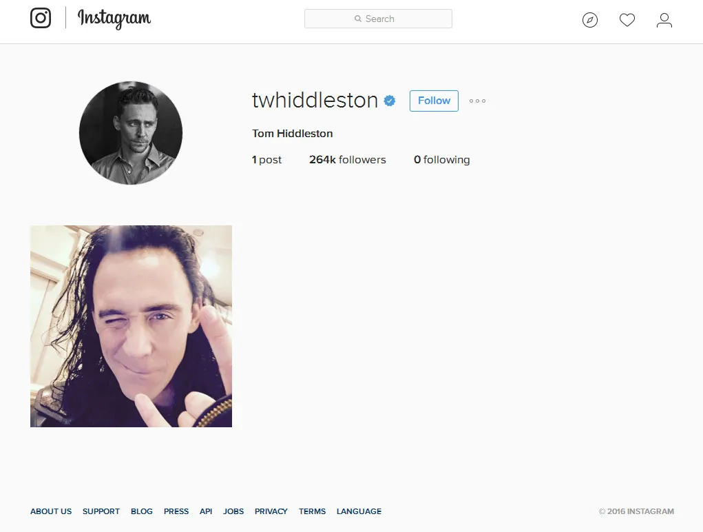 Bukan Taylor Swift, Tom Hiddleston justru mem-posting potretnya sendiri sebagai foto pertama di Instagram © instagram.com/twhiddleston