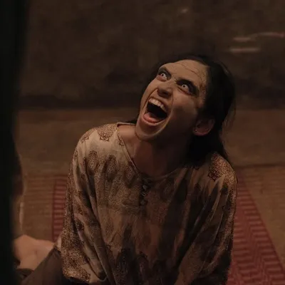 7 Potret Taskya Namya Hidupkan Karakter Bude Tika di Film ALAS ROBAN, Sukses Bikin Seram