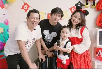Potret Keluarga Angelica Simperler Rayakan Ultah Anak (Credit: Instagram/angelicasimp.new)