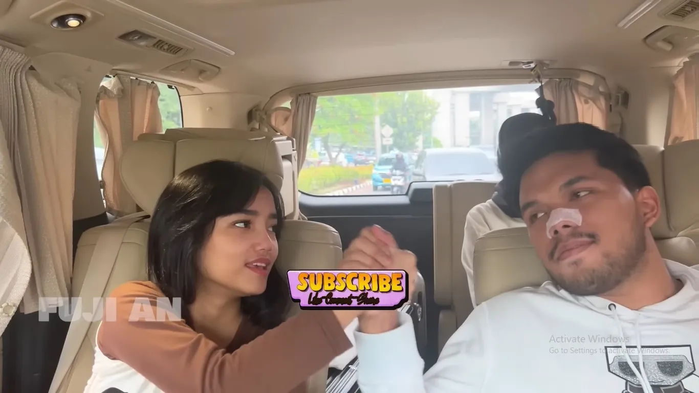 Duduk Sebelahan Saat Naik Pesawat
