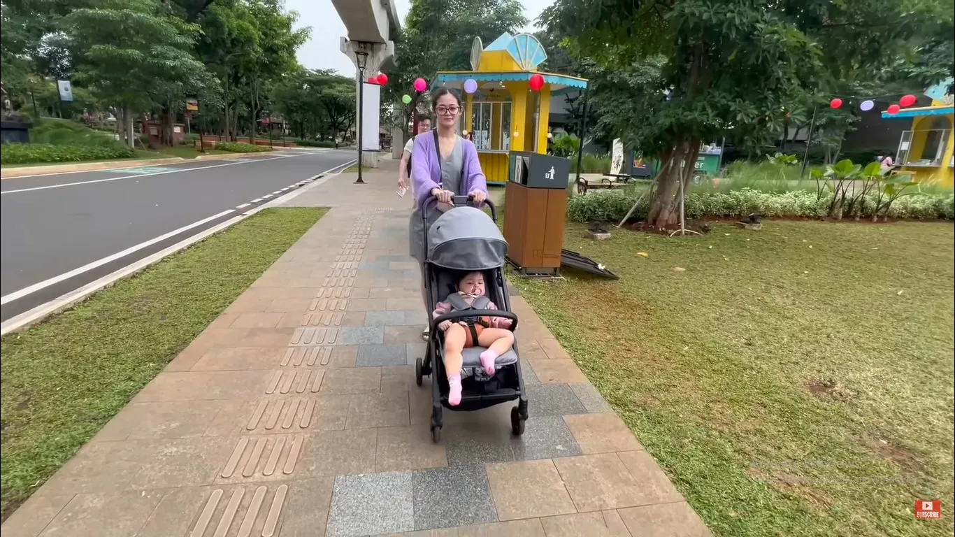 Potret Gisela Cindy Momong Anak Gracia Indri (Credit: Youtube/Gisela Cindy)