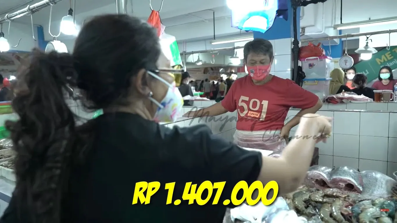 Potret Mayangsari Belanja (Credit: Youtube/MAYANGSARI CHANNEL)