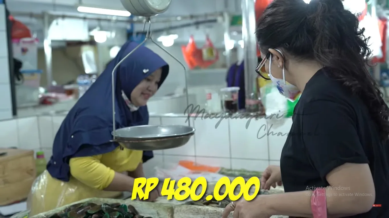 Potret Mayangsari Belanja (Credit: Youtube/MAYANGSARI CHANNEL)