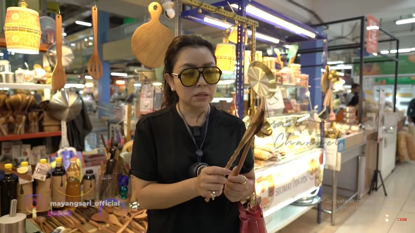 Potret Mayangsari Belanja (Credit: Youtube/MAYANGSARI CHANNEL)