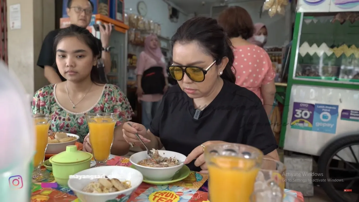 Potret Mayangsari Belanja (Credit: Youtube/MAYANGSARI CHANNEL)