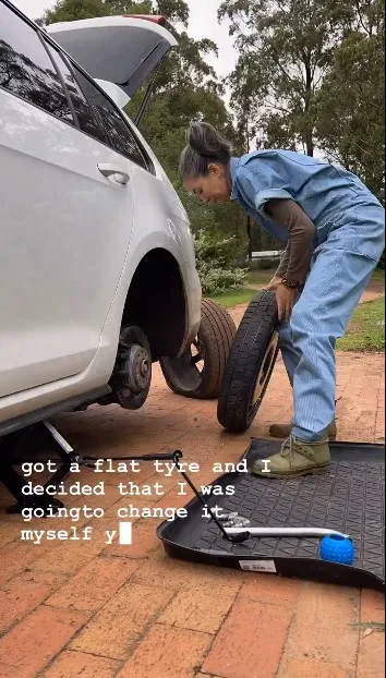 Bak Montir Ganti Ban Mobil Sendiri
