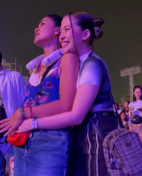 Potret Nirina Zubir Nonton Konser Bareng Adhisty Zara (Credit: Instagram/zaraadhsty)