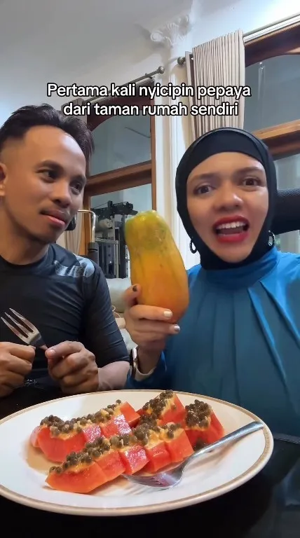 Potret Orang Tua Atta Halilintar Makan Pepaya (Credit: Instagram/genifaruk)