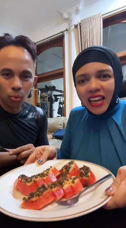 Potret Orang Tua Atta Halilintar Makan Pepaya (Credit: Instagram/genifaruk)