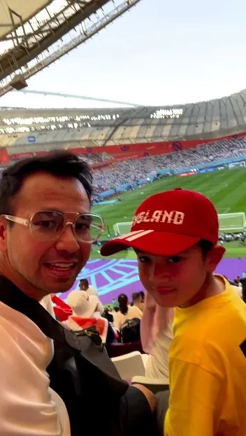 Potret Rafathar dan Raffi Ahmad Saat Nonton Piala Dunia (Credit: Instagram/raffinagita1717)