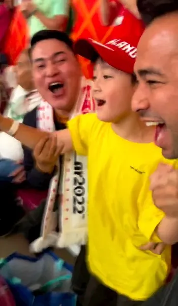 Potret Rafathar dan Raffi Ahmad Saat Nonton Piala Dunia (Credit: Instagram/raffinagita1717)