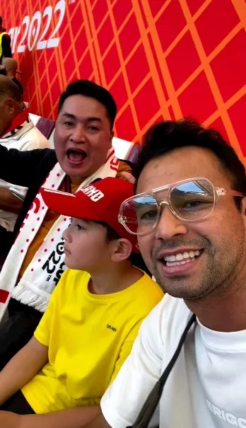 Potret Rafathar, Raffi Ahmad, dan Merry Saat Nonton Piala Dunia (Credit: Instagram/raffinagita1717)