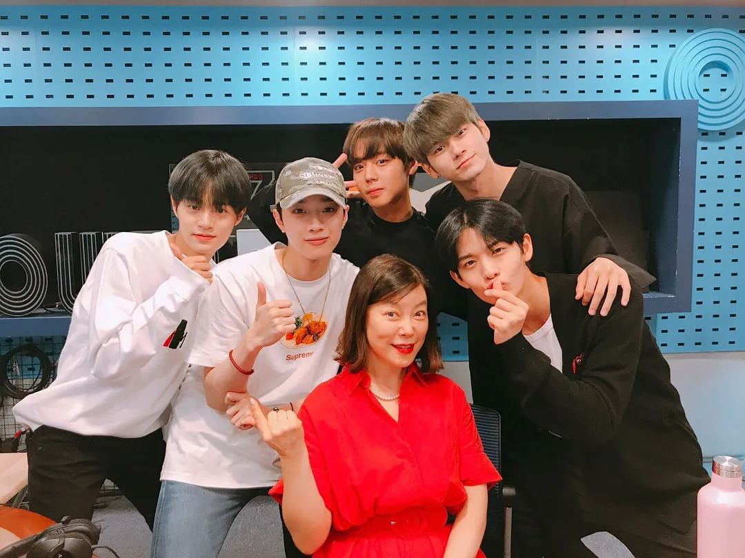 Guanlin (pakai topi) di acara radio © soompi.com