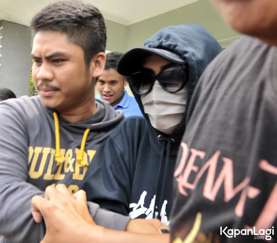 Puty Revita yang menutupi wajahnya saat ada di Pantai Sosial Pasar Rebo/©KapanLagi.com®/Bayu Herdianto