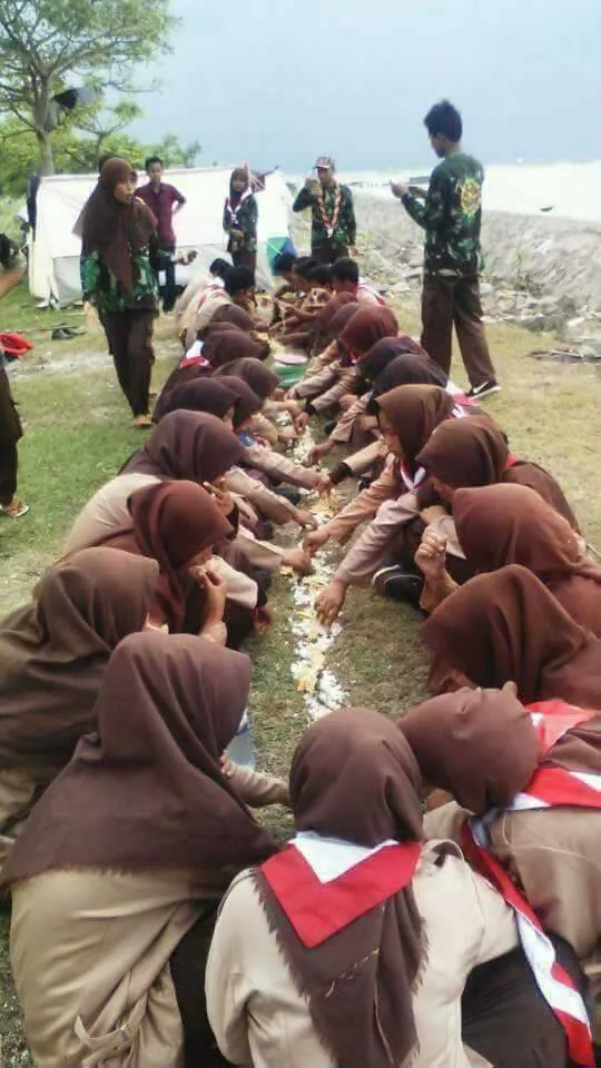 Viral, foto ini tunjukkan kegiatan pramuka saat makan dengan alas tanah © Facebook.com/Asep Saprul