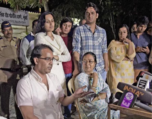 Keluarga Pratyusha kala konpers tentang kematian anaknya ©thehindu