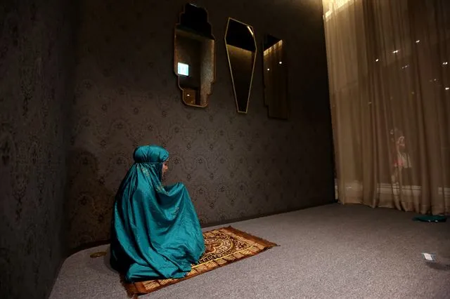 Syifa Fatima, Puteri Muslimah Indonesia 2017 dapat kesempatan mencoba Mushola yang pertama kali didirikan di Lotte Department Store © Koreaboo