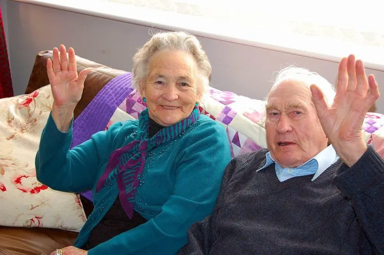 Vera dan Wilf Russell, pasangan yang telah menikah selama 71 tahun dan terpisahkan oleh maut terpaut 4 menit saja © metro.co.uk