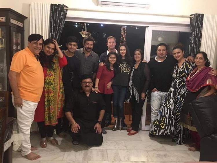 Preity ditemani sang suami di India, biasanya mereka LDR karena Gene tinggal di Amerika ©pinkvilla