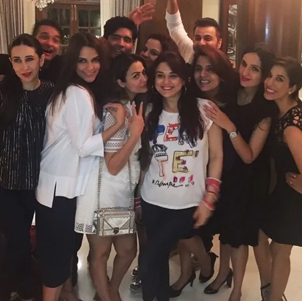 Preity dan Karisma mau foto bareng! ©instagram/sophiechoudry