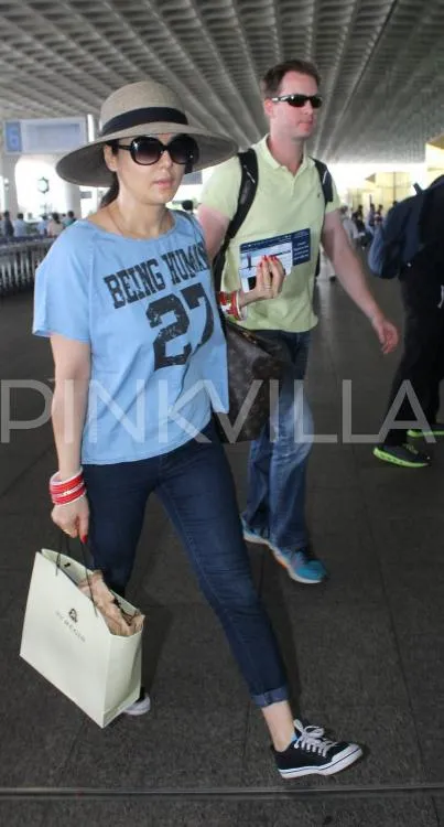 Preity dan Gene jalan jauh-jauhan di bandara Mumbai ©pinkvilla