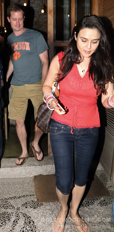 Preity Zinta dinner bareng sang suami di Mumbai. ©bollywoodlife