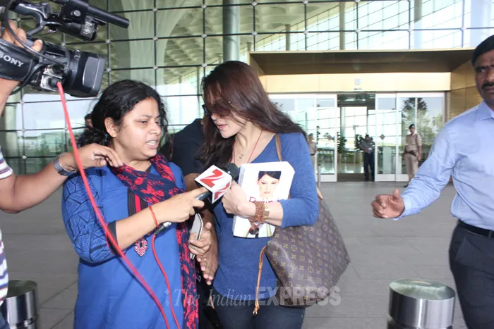 Preity Zinta menghindari awak media saat tiba di bandara beberapa waktu lalu. @KapanLagi.com®