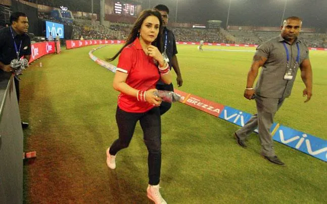 Preity ngamuk ke pelatih Kings XI Punjab? ©india today