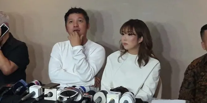 Gisel dan Gading saat preskon terkait perceraiannya (credit: Kapanlagi.com/Muhammad Akrom Sukarya)