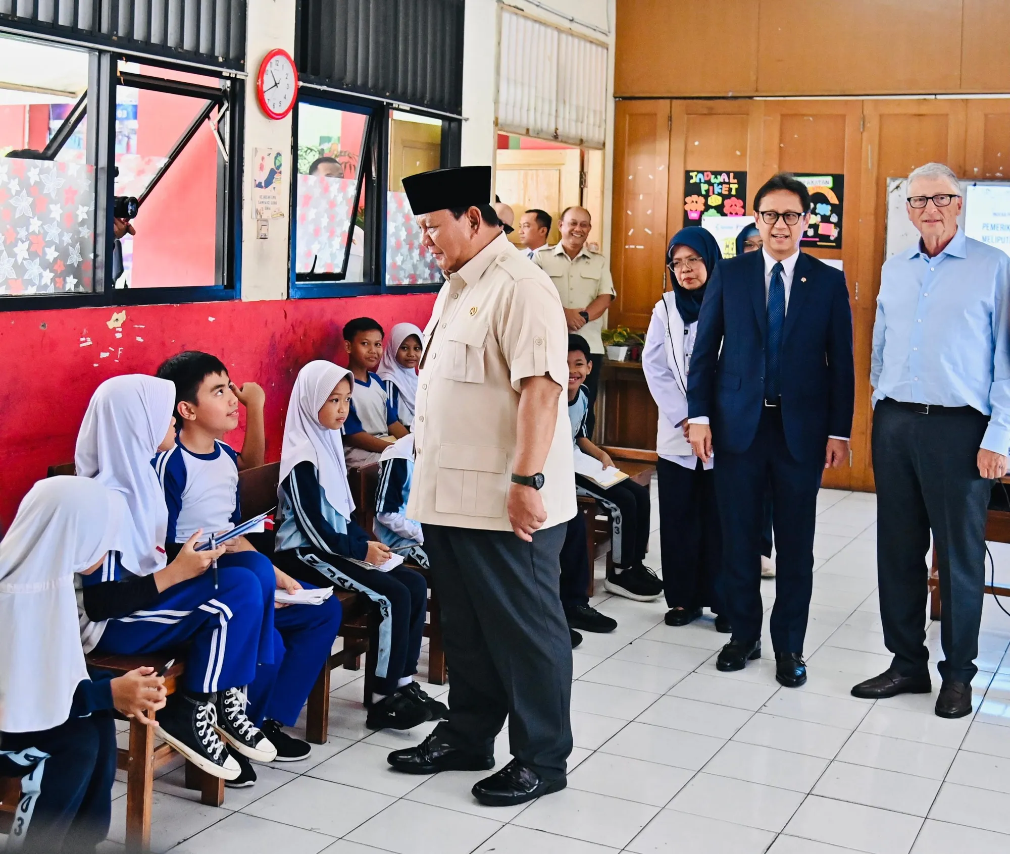 Presiden Prabowo Subianto berbincang dengan pelajar di sekolah. (Sumber: BPMI Setpres)