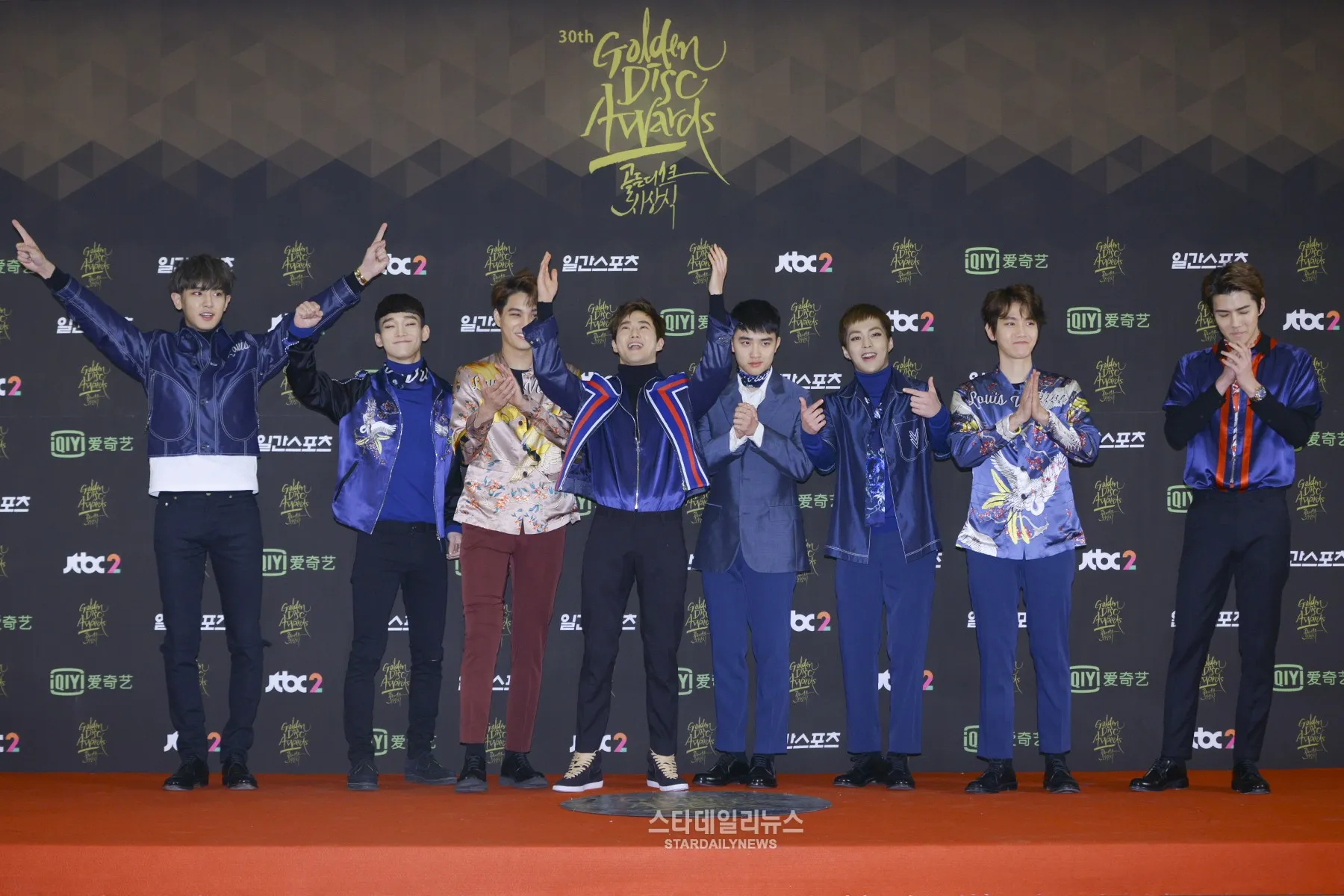 EXO sebagai pemenang Daesang di 30th Golden Disk Awards. © stardailynews.com