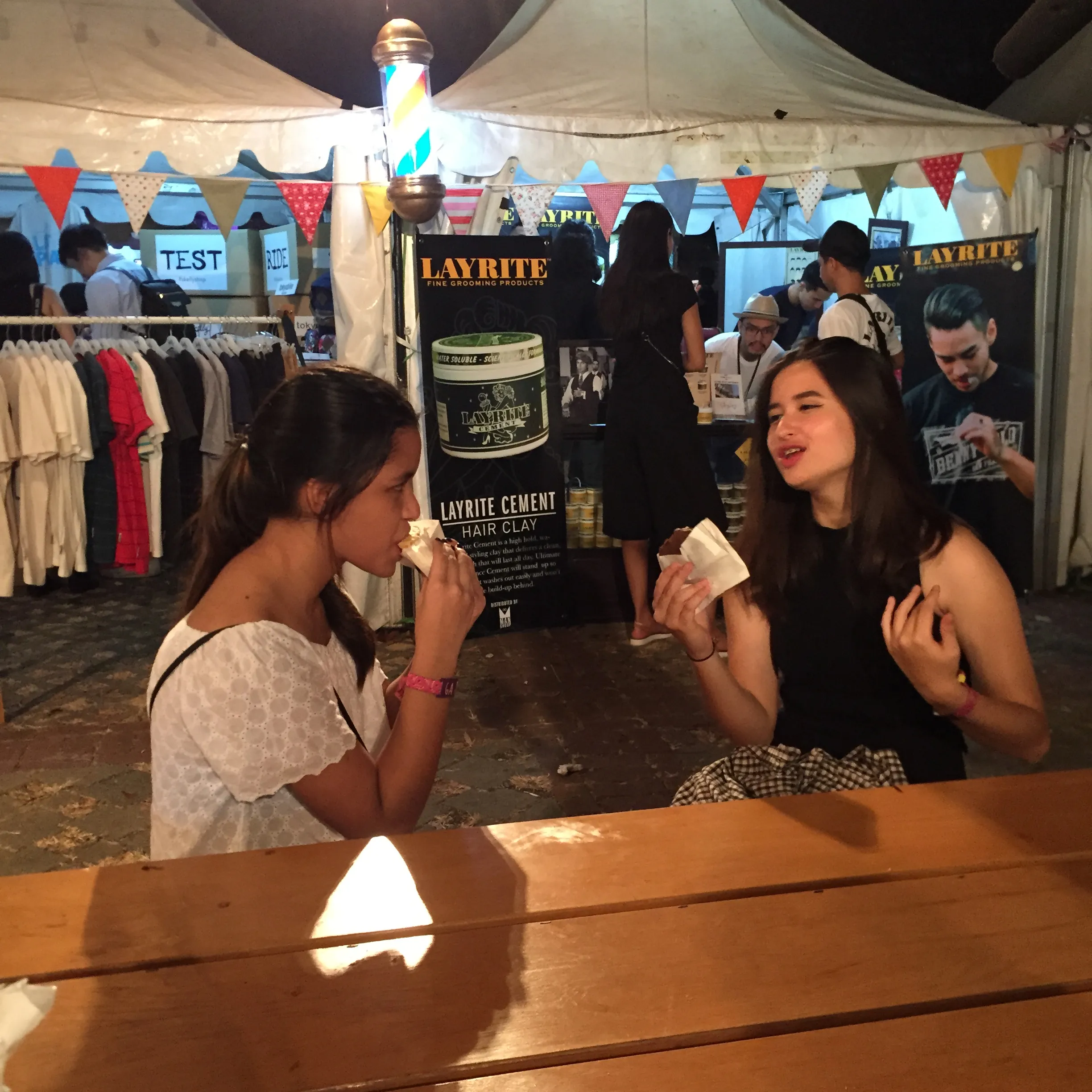 Tak sengaja bertemu teman-teman yang lain, bagaimana nasib pertemuan pertama Stephanie ya? © KapanLagi.com