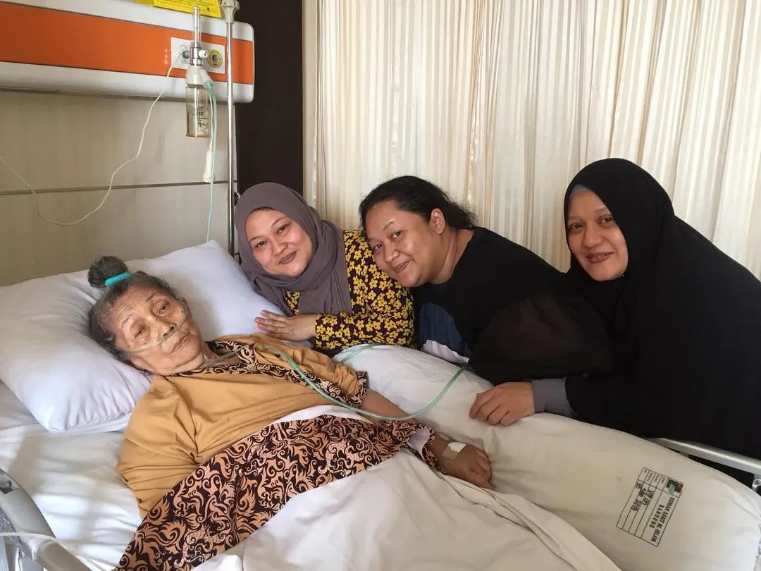 Tike tak hanya kehilangan mama, namun juga kakaknya © instagram.com/tikeprie