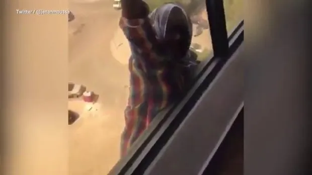 Seorang wanita yang berprofesi sebagai asisten rumah tangga dibiarkan terjatuh oleh sang majikan dan direkam! © metro.co.uk