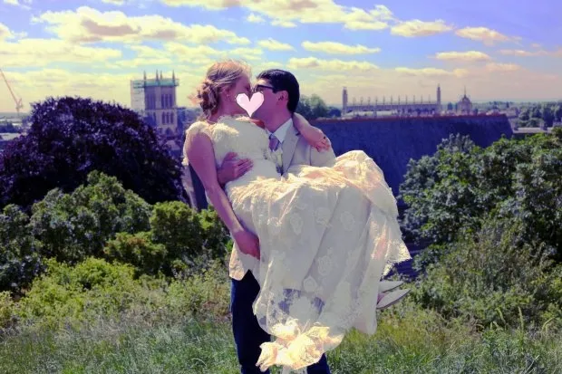 Pasangan Seigo dan Romilde menikah dengan menyajikan makanan basi karena keduanya cinta lingkungan © metro.co.uk