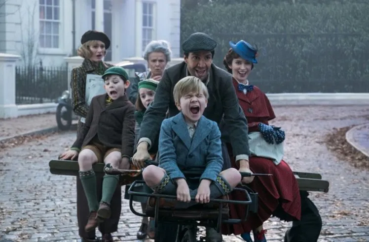 Mary Poppins kembali mengasuh Michael dan anak-anaknya. (cr: Disney)