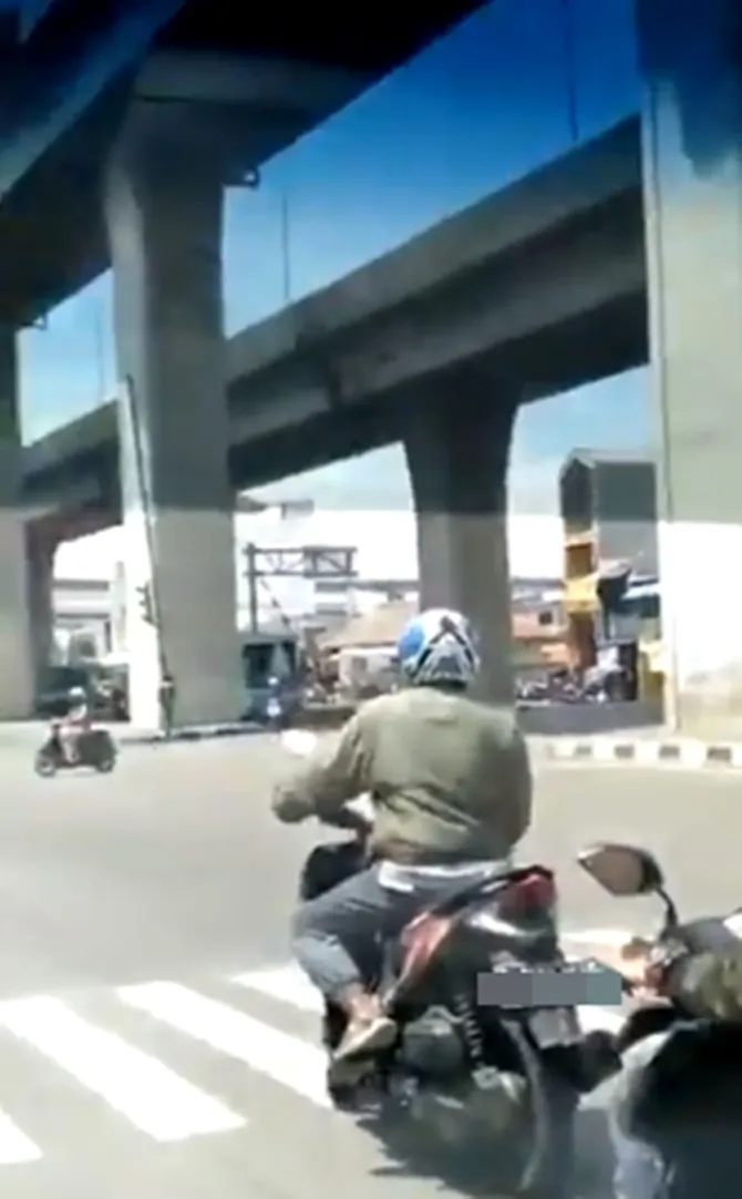 Cara pria ini agar kakinya tak turun dari motor (cedit: twitter.com/Zusniindr)